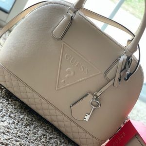 Guess handbag ☘️SEND ME AN OFFER☘️